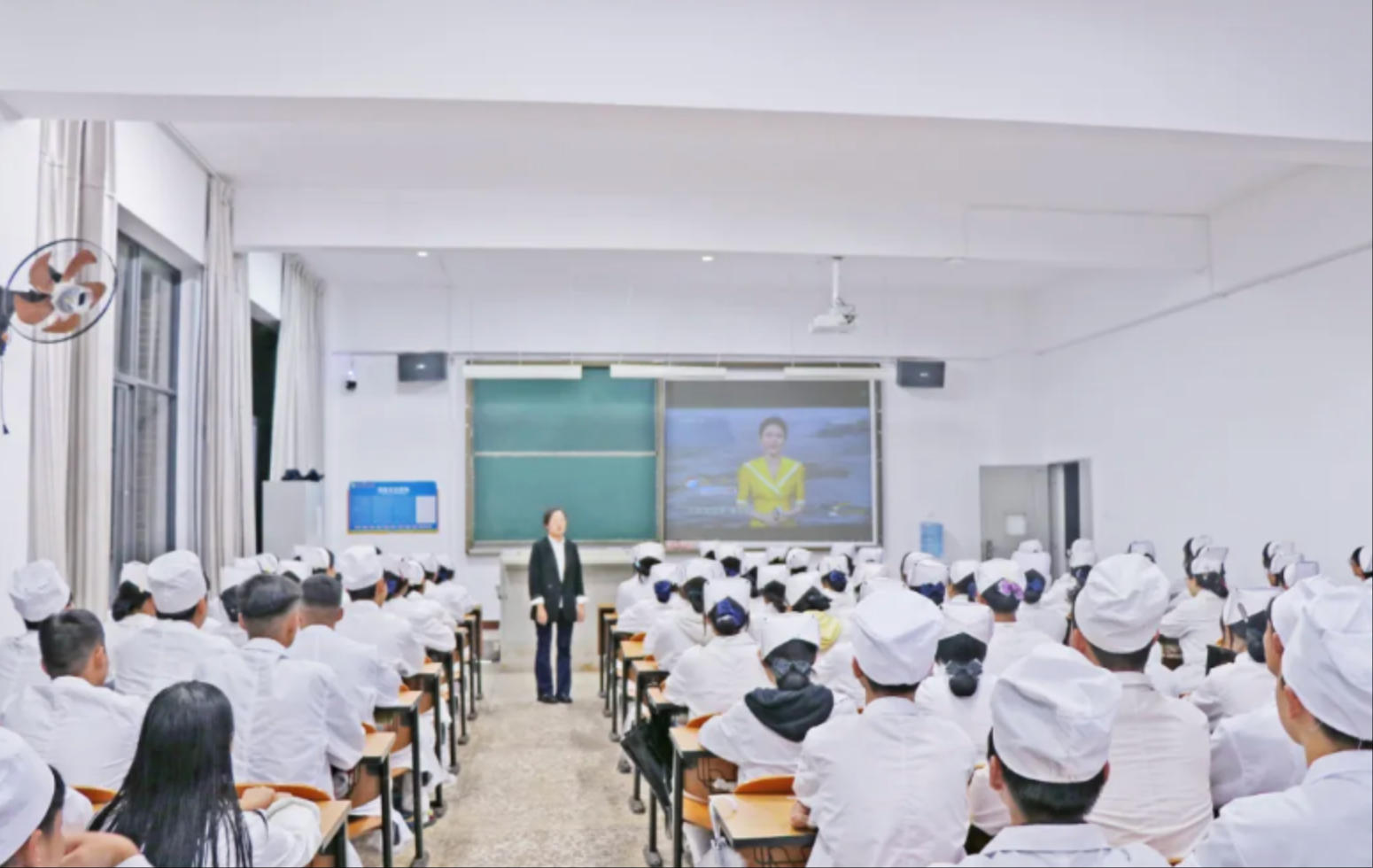 【思政课堂】可爱的中国 奋进的我们——我校组织全体师生观看《开学第一课》